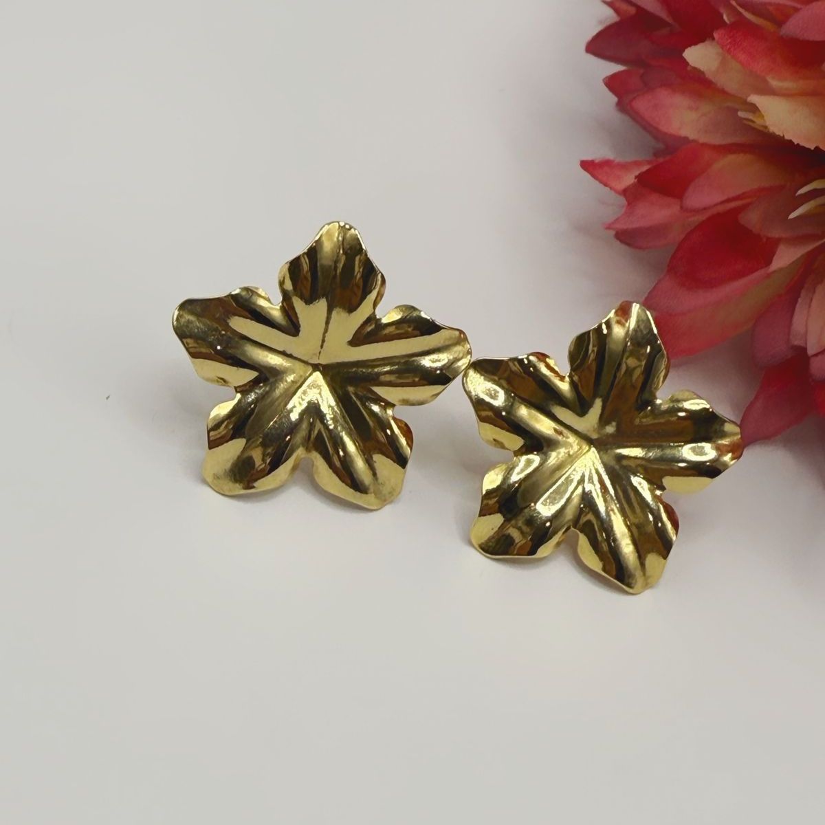 Brinco Flor Dourada – Elegância que Floresce em Você - Imagem 2