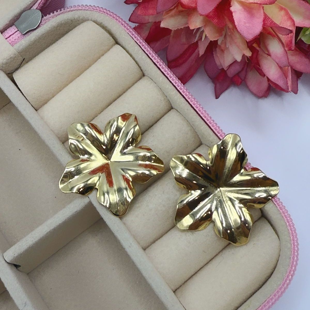 Brinco Flor Dourada – Elegância que Floresce em Você - Imagem 3