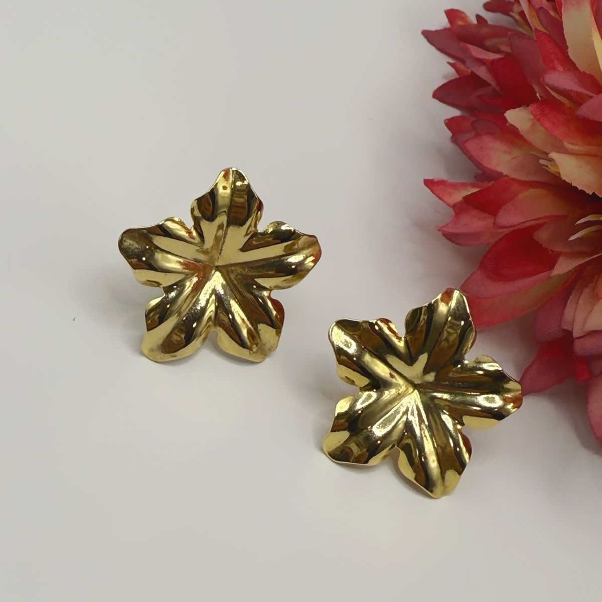 Brinco Flor Dourada – Elegância que Floresce em Você