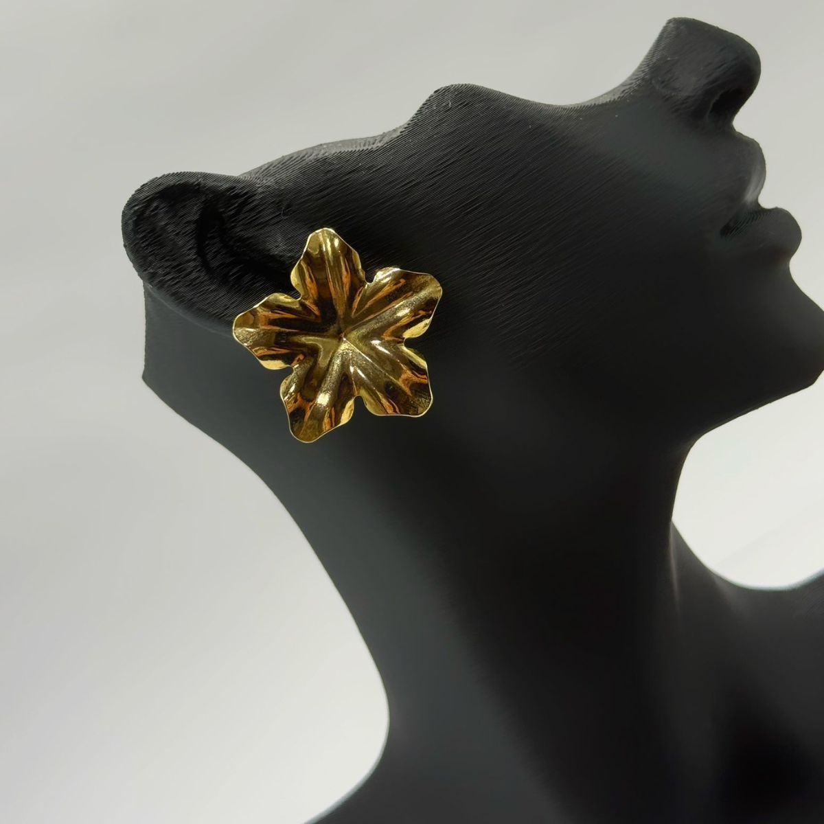 Brinco Flor Dourada – Elegância que Floresce em Você - Imagem 4