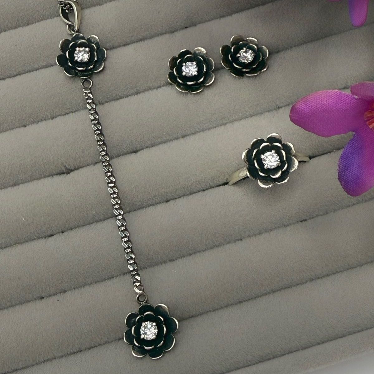 Conjunto Indiano Flor em Prata Envelhecida – Brinco, Corrente Gravatinha e Anel aro 23 com Detalhe de Zircônia - Imagem 2