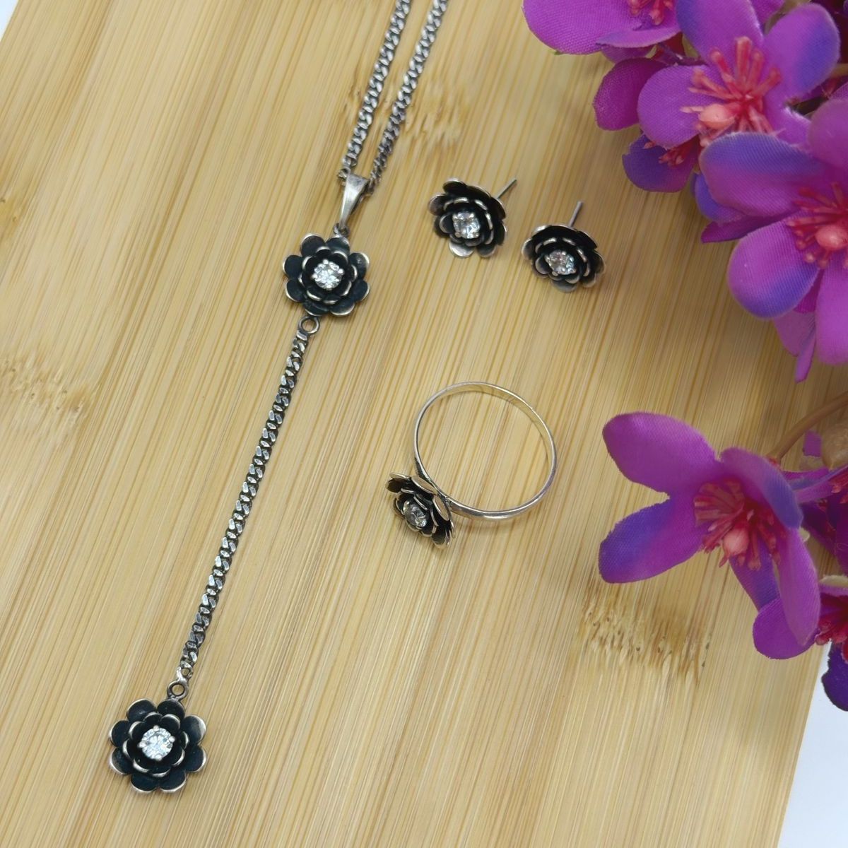Conjunto Indiano Flor em Prata Envelhecida – Brinco, Corrente Gravatinha e Anel aro 23 com Detalhe de Zircônia - Imagem 3