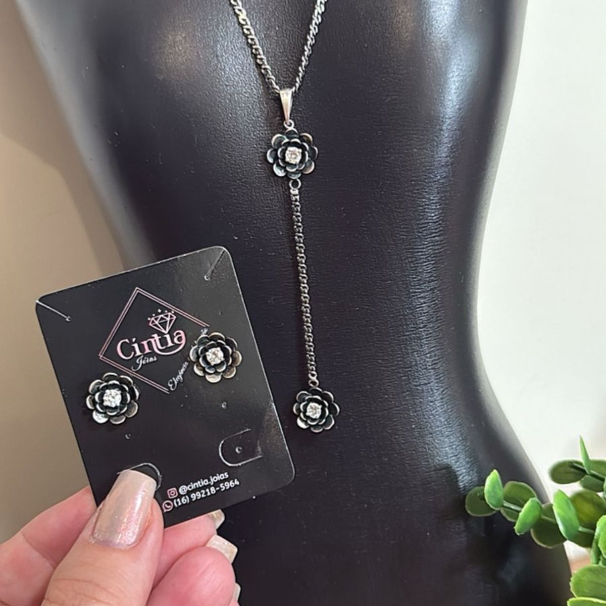 Conjunto Indiano Flor em Prata Envelhecida – Brinco, Corrente Gravatinha e Anel aro 23 com Detalhe de Zircônia