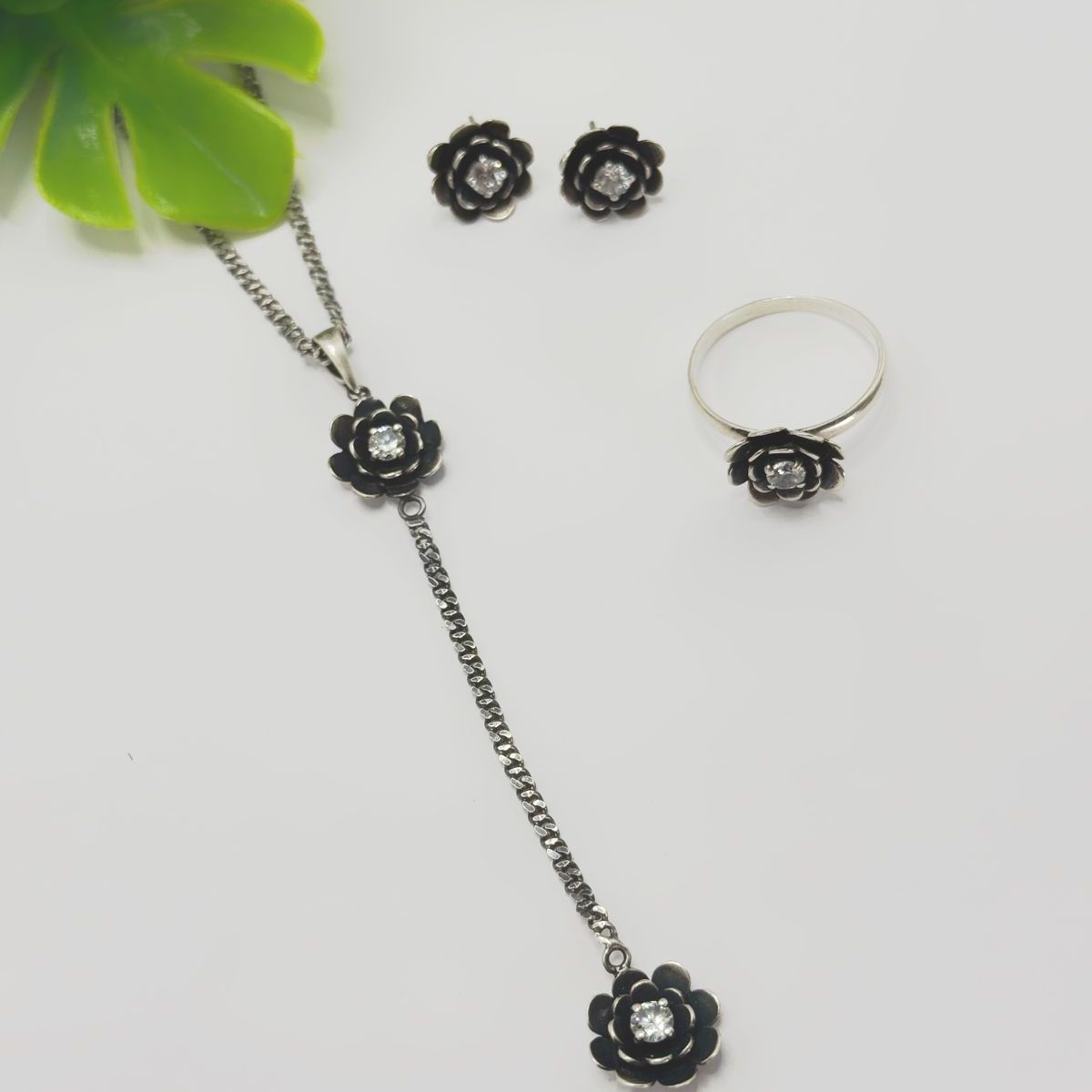 Conjunto Indiano Flor em Prata Envelhecida – Brinco, Corrente Gravatinha e Anel aro 23 com Detalhe de Zircônia - Imagem 4