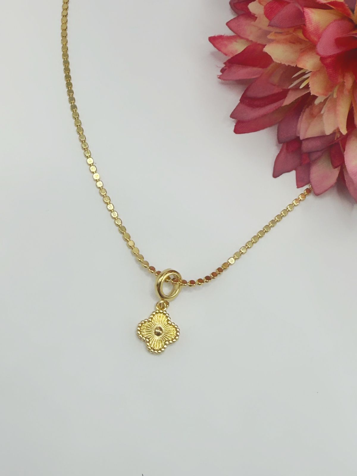 Detalhes que Encantam: Tornozeleira de Bolinhas Achatadas e Trevo Banhada a Ouro – Sofisticação e Significado. - Imagem 2