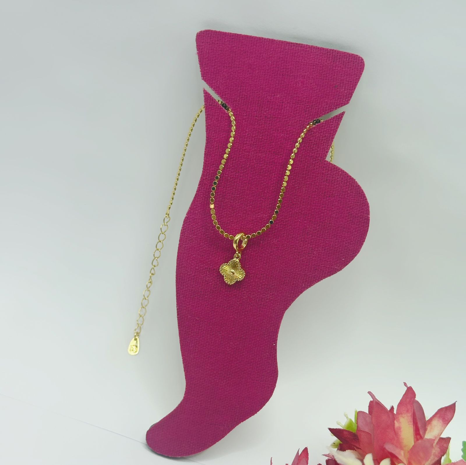 Detalhes que Encantam: Tornozeleira de Bolinhas Achatadas e Trevo Banhada a Ouro – Sofisticação e Significado.