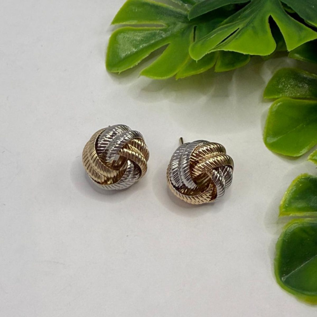 Brinco Torcido Bicolor em Ouro e Ródio.