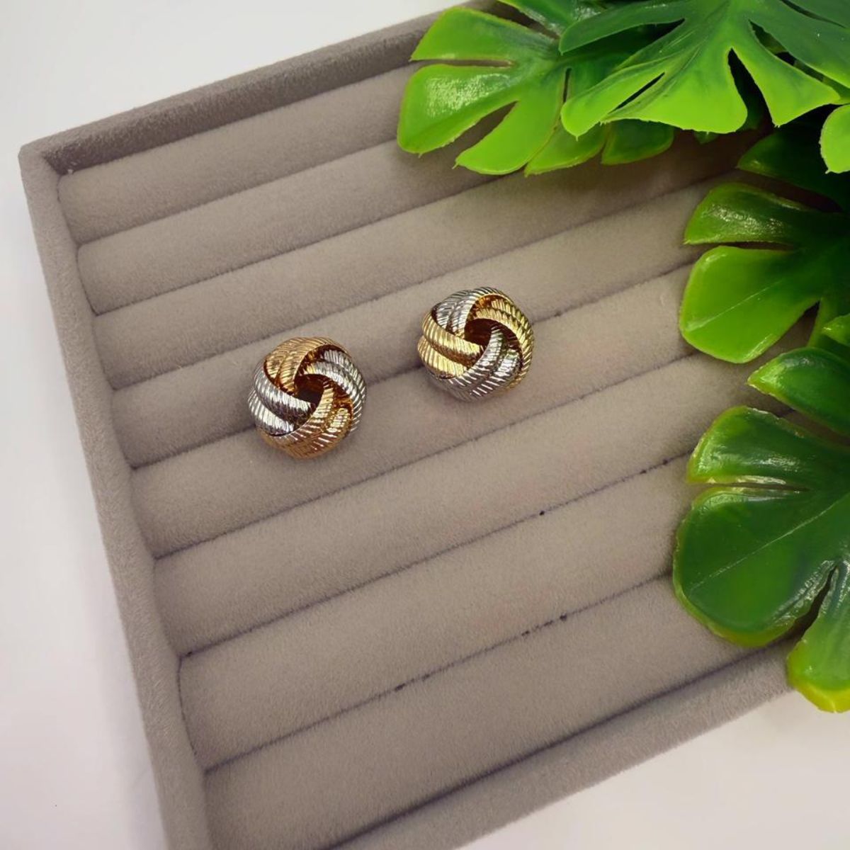 Brinco Torcido Bicolor em Ouro e Ródio. - Imagem 2