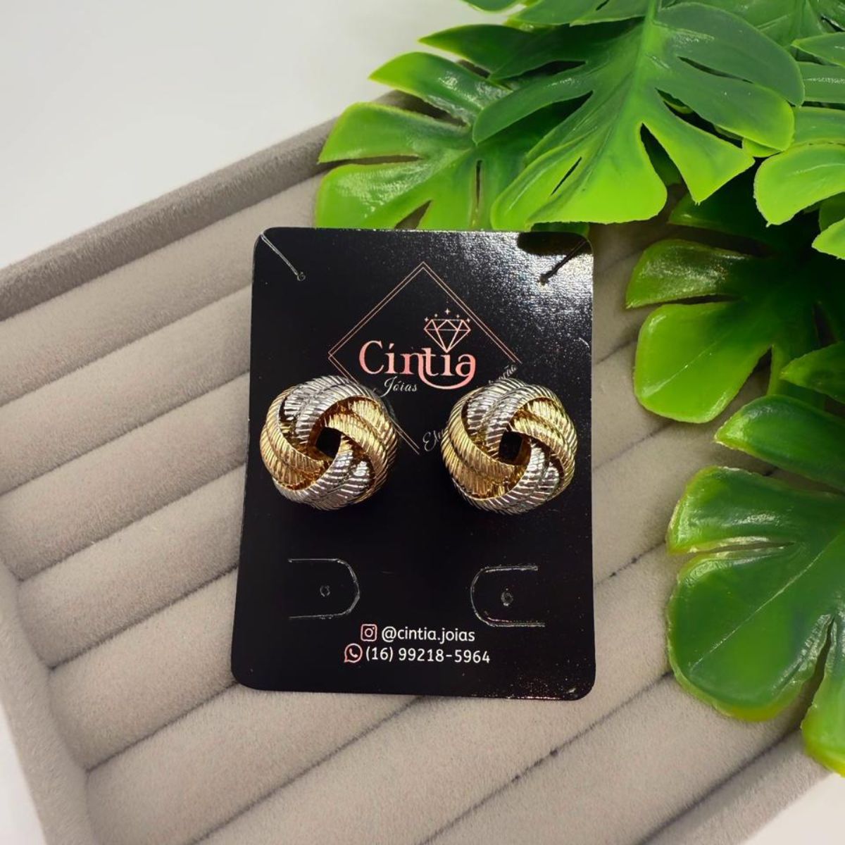 Brinco Torcido Bicolor em Ouro e Ródio. - Imagem 3