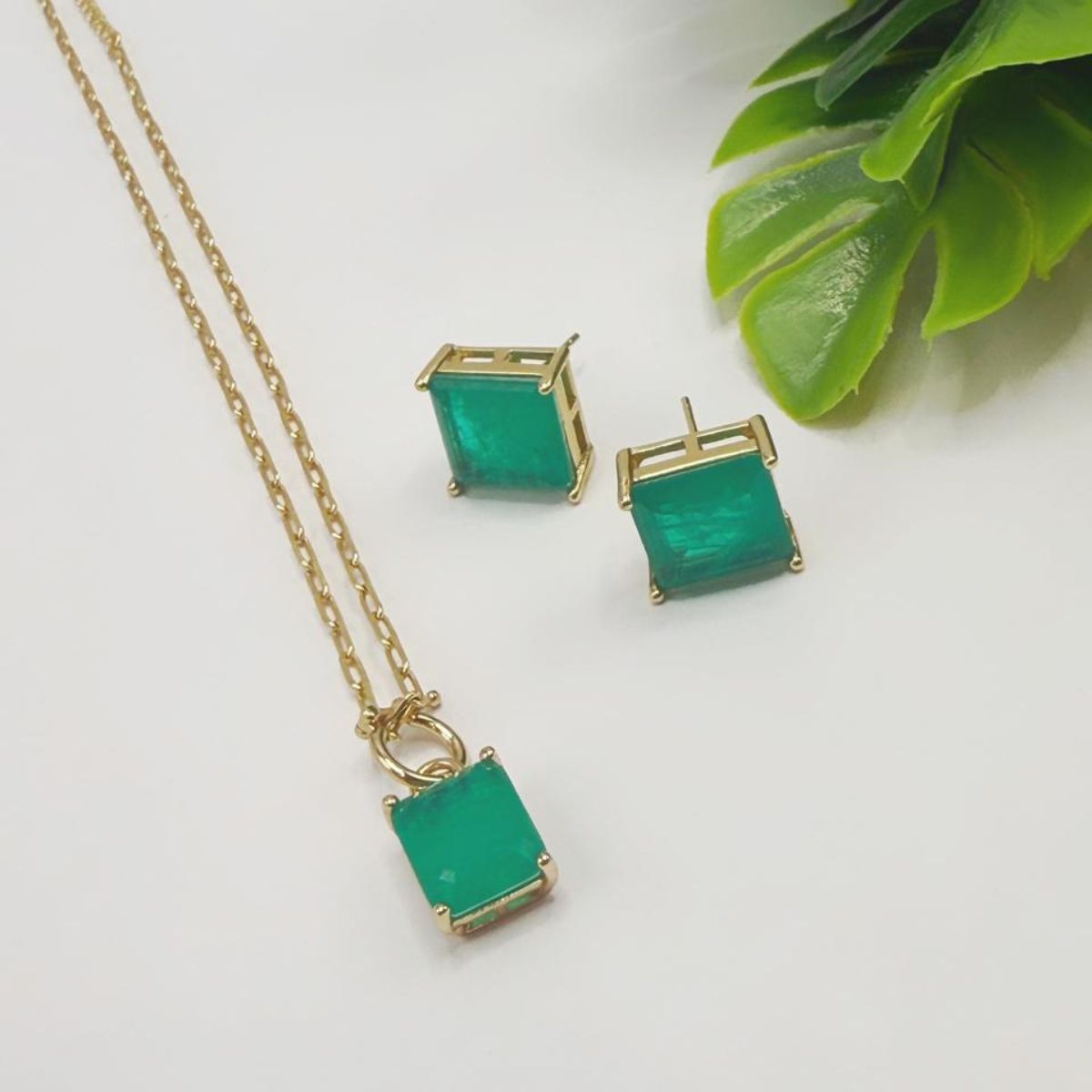 Conjunto Luxo Esmeralda Fusion: Brinco, Pingente e Choker Cartier Banhados a Ouro