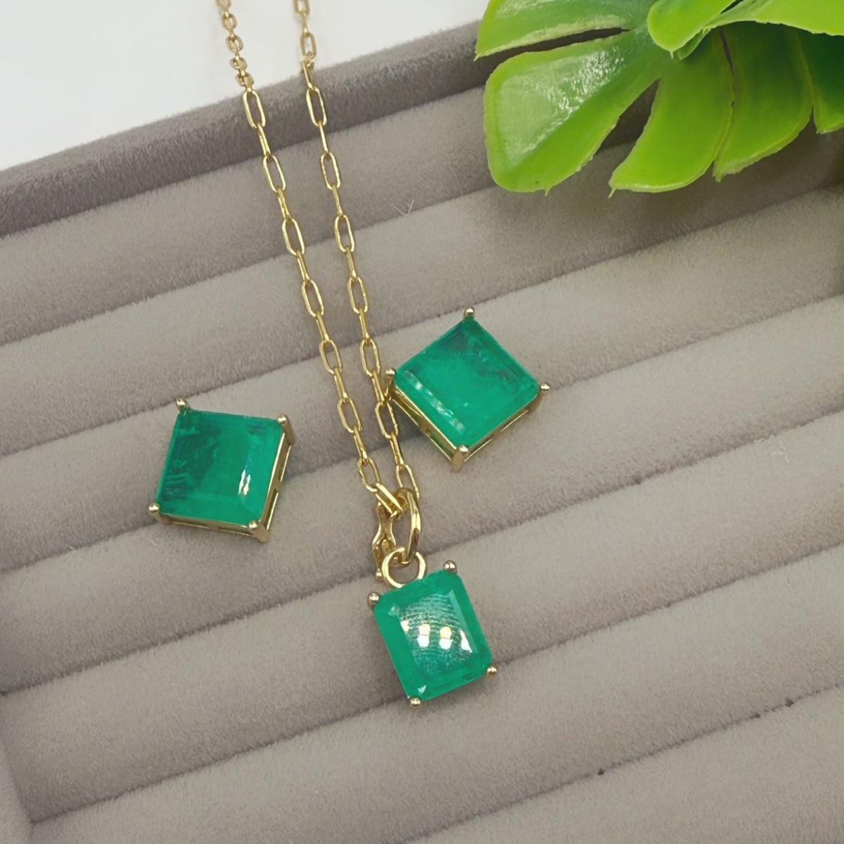 Conjunto Luxo Esmeralda Fusion: Brinco, Pingente e Choker Cartier Banhados a Ouro - Imagem 2