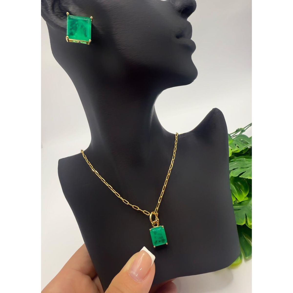 Conjunto Luxo Esmeralda Fusion: Brinco, Pingente e Choker Cartier Banhados a Ouro - Imagem 3