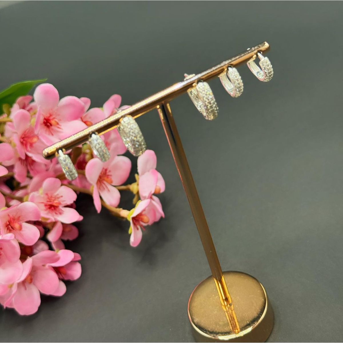 ✨ Brilho em triplo: nosso trio de argolas cravejadas! ✨ - Imagem 2