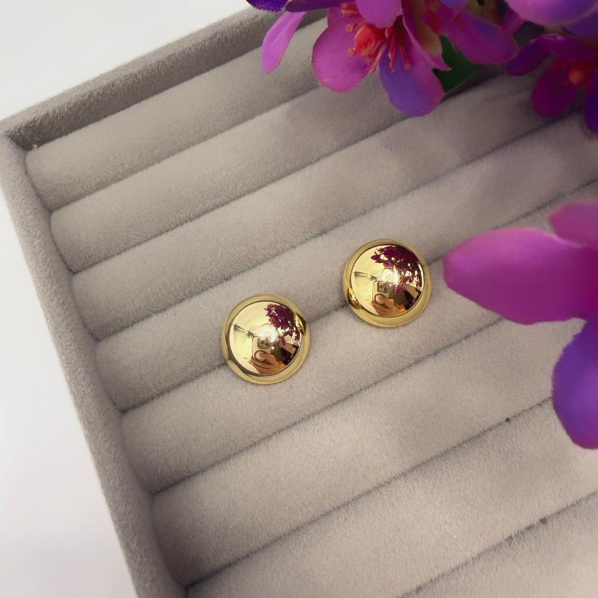 Brinco Botton Banhado a Ouro: O Clássico Atemporal que Ilumina Seu Rosto. - Imagem 2