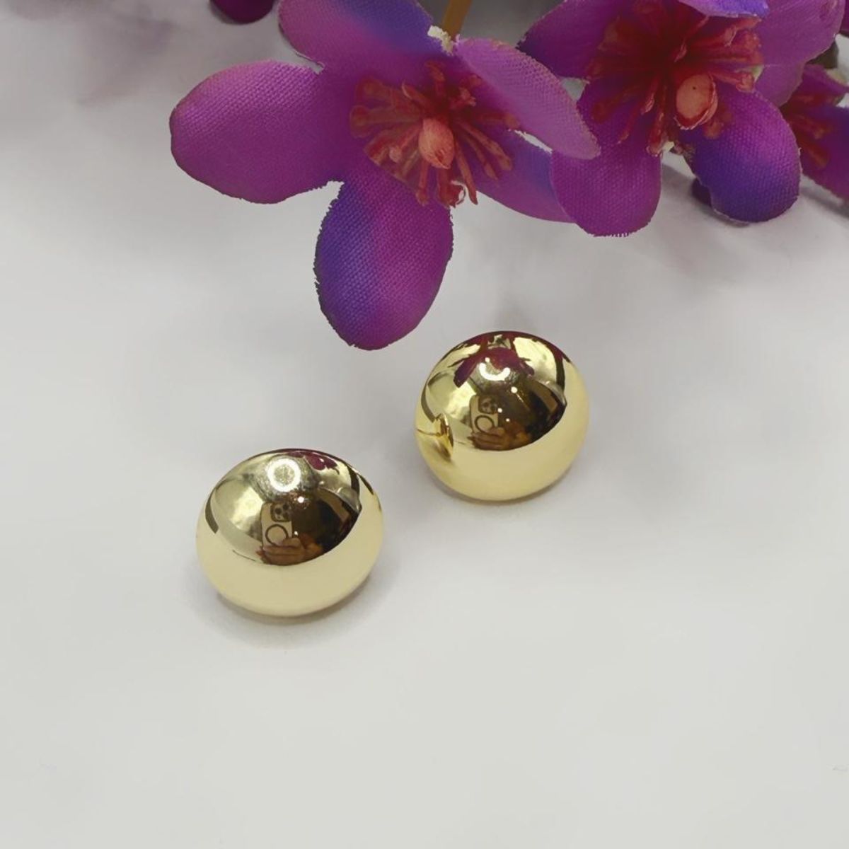 Brinco Botton Banhado a Ouro: O Clássico Atemporal que Ilumina Seu Rosto.