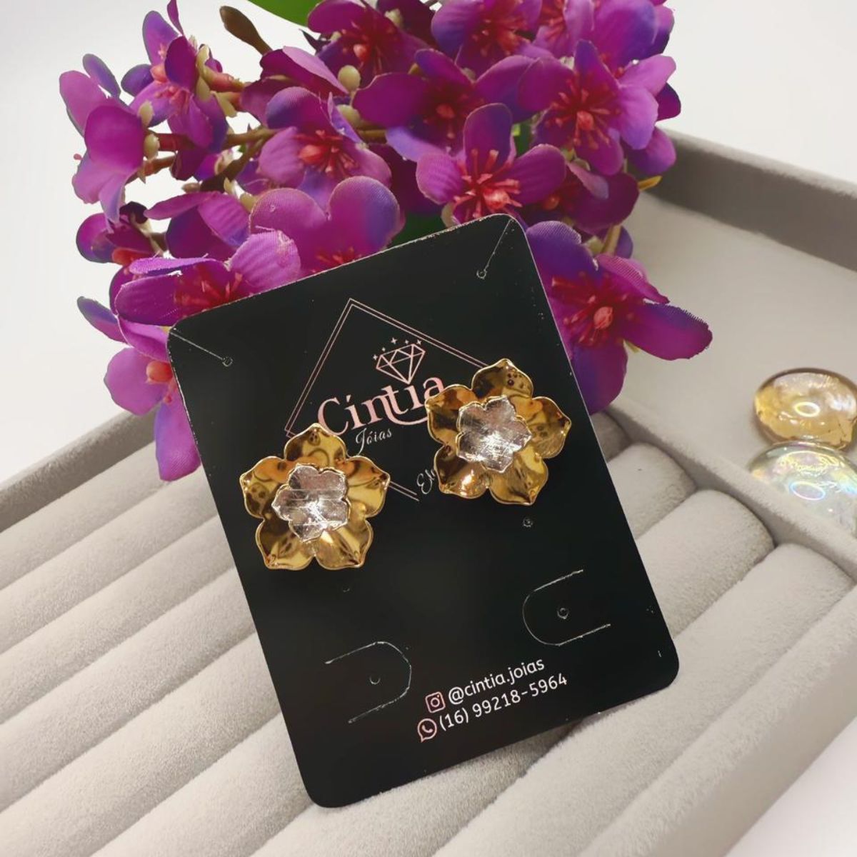 Brinco Flor Bicolor: Elegância e Versatilidade com Mix de Banho Ouro e Ródio - Imagem 2