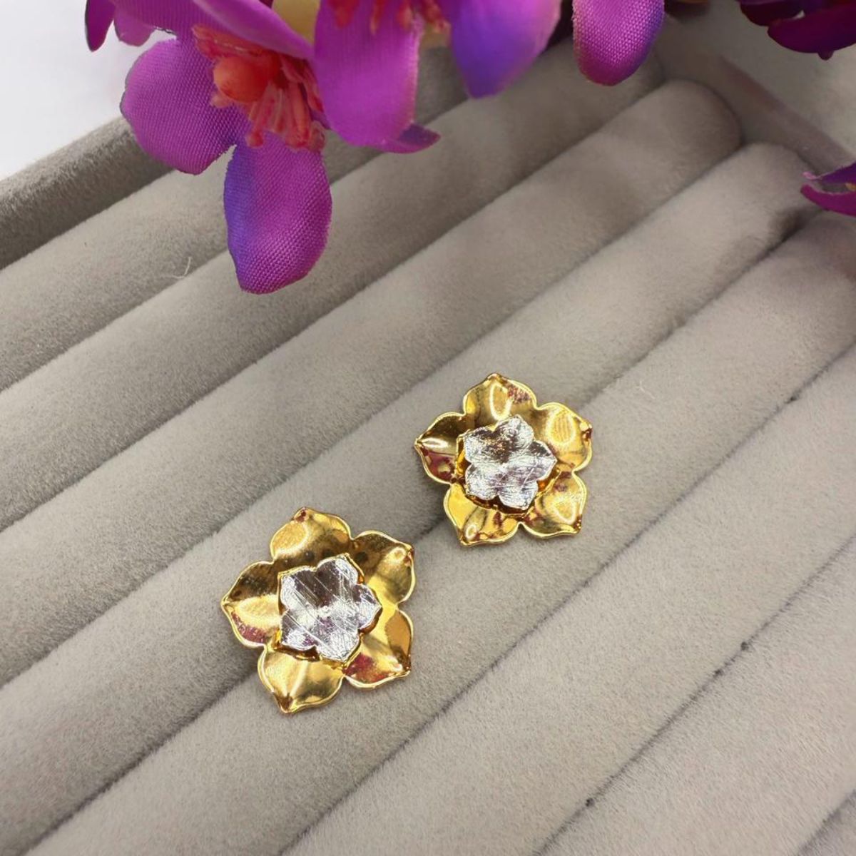 Brinco Flor Bicolor: Elegância e Versatilidade com Mix de Banho Ouro e Ródio - Imagem 3