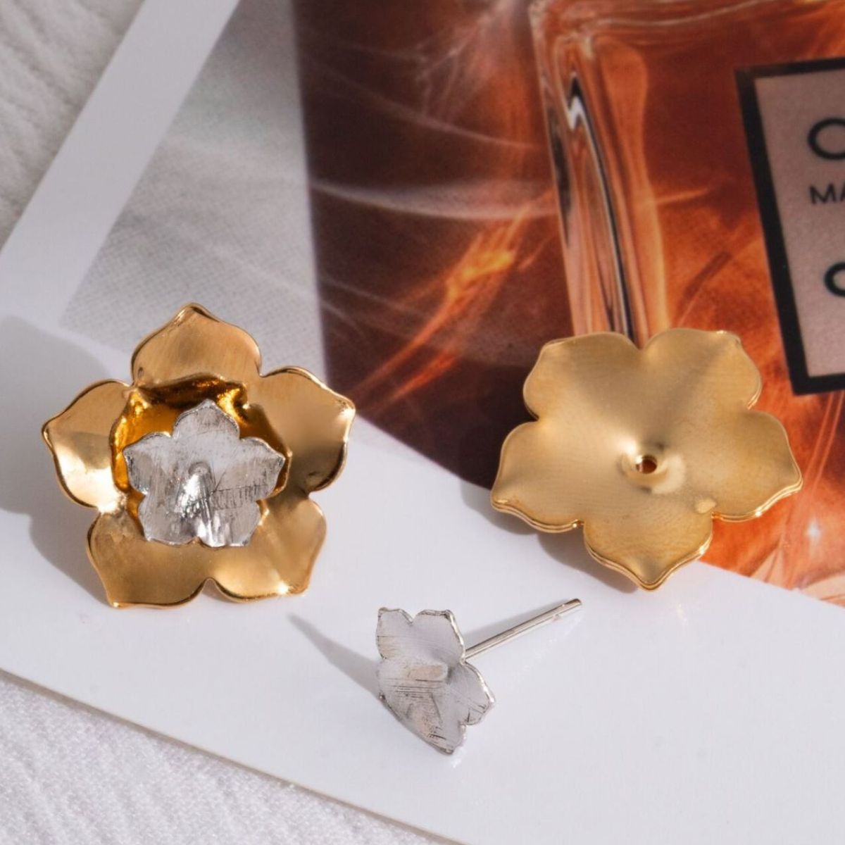 Brinco Flor Bicolor: Elegância e Versatilidade com Mix de Banho Ouro e Ródio