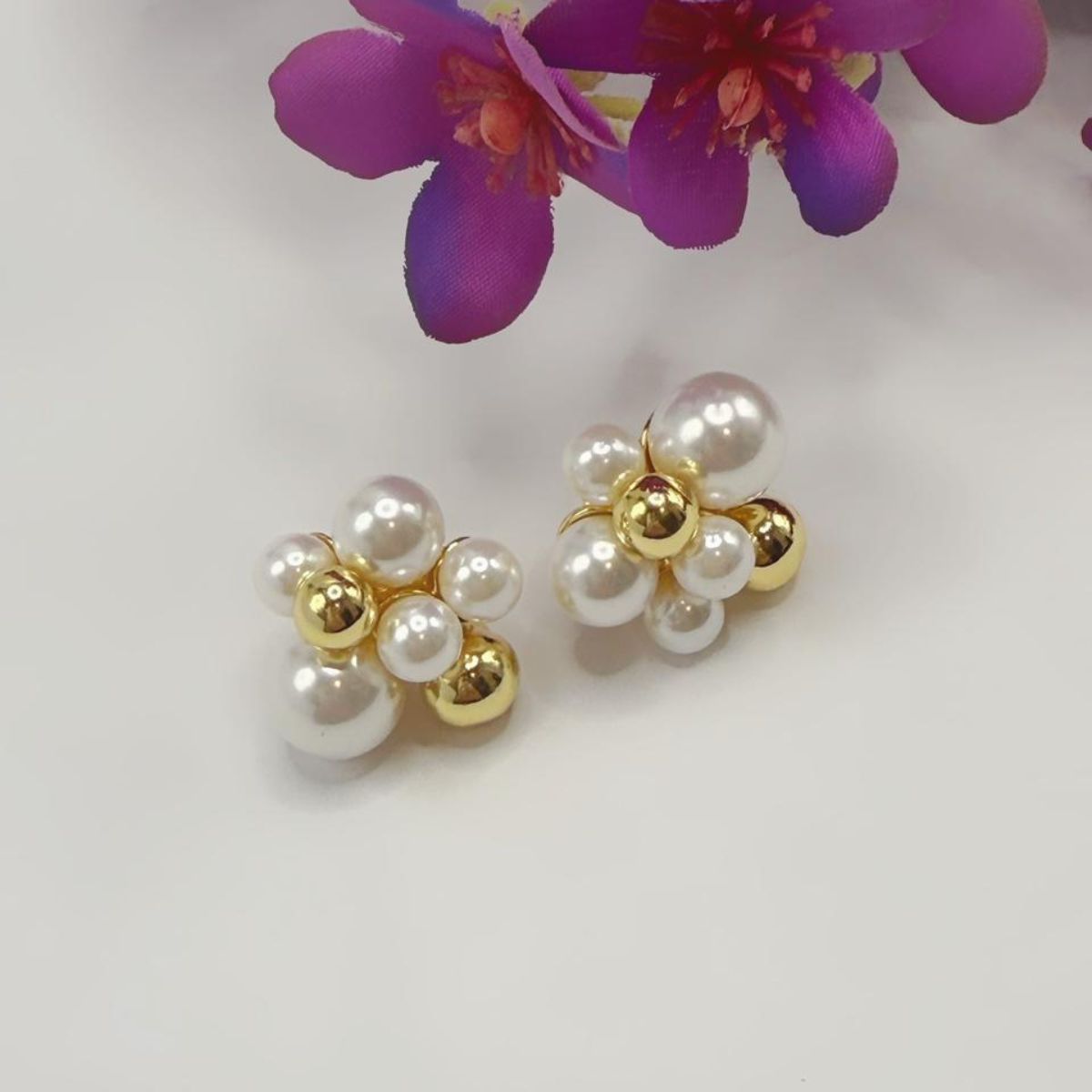 Brinco Cluster de Pérolas e Esferas Banhadas a Ouro: O Toque de Elegância que Faltava.