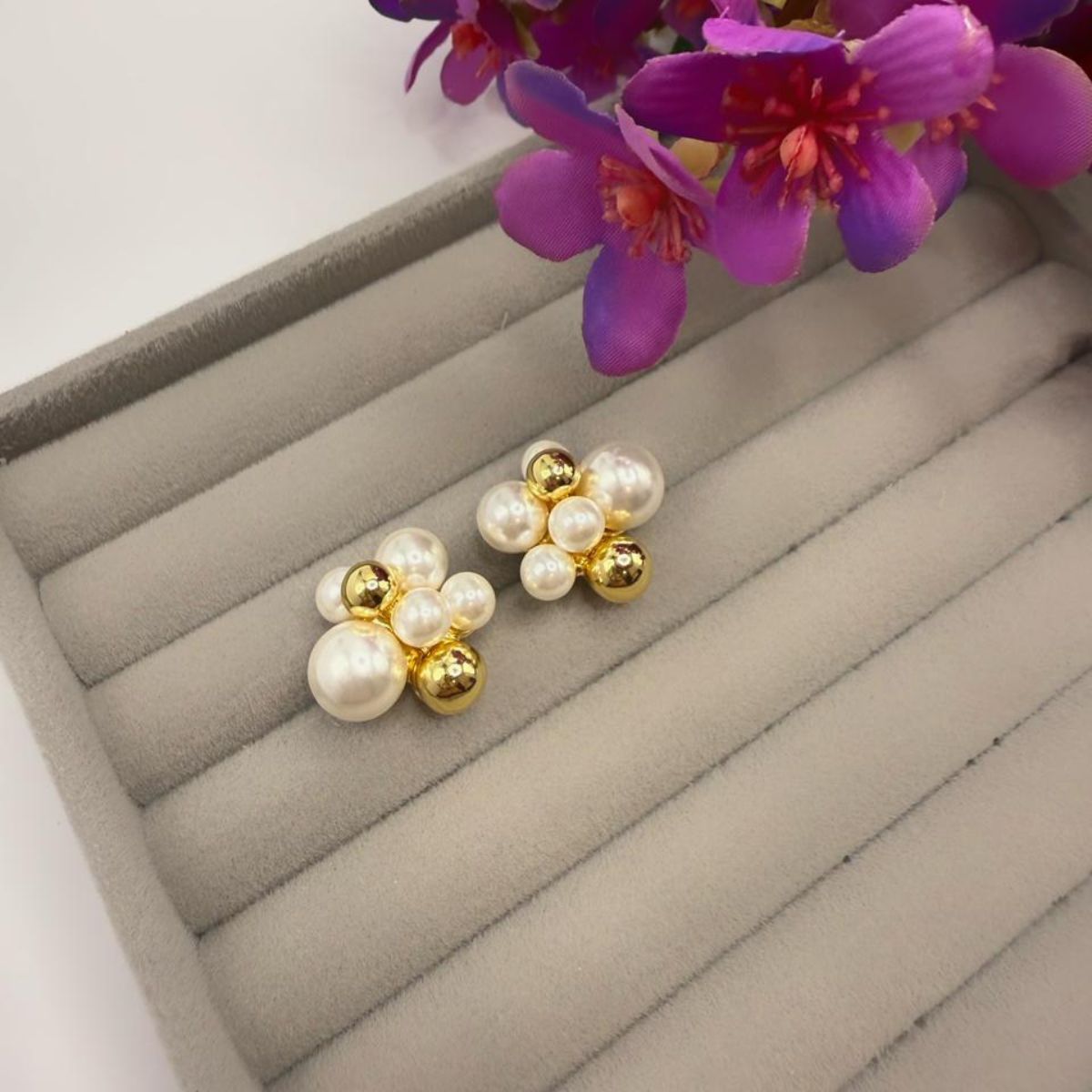 Brinco Cluster de Pérolas e Esferas Banhadas a Ouro: O Toque de Elegância que Faltava. - Imagem 3