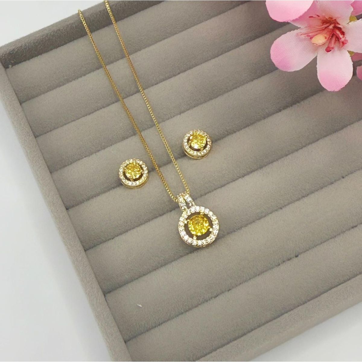 Brilho Minimalista: Conjunto Zircônia Citrino e Cravejado.