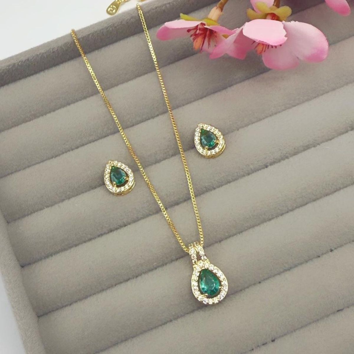 Conjunto Minimalista Turmalina Paraíba: O Brilho Raro Banhado a Ouro 18K