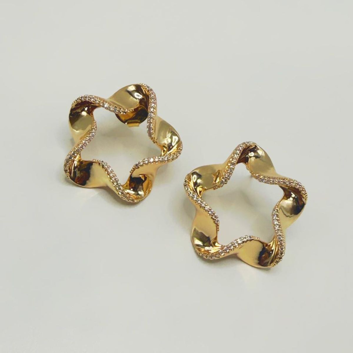 Brinco Banhado a Ouro com Formas Abstratas - Imagem 3